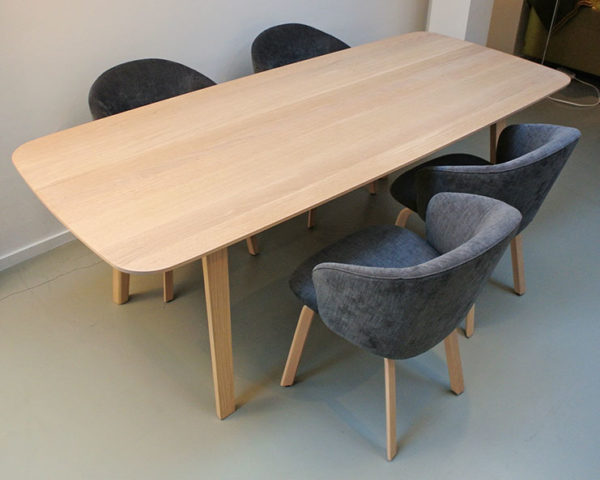 Set Arco ”Essential” wood eettafel + 4 x Arco ”Close” stoel.