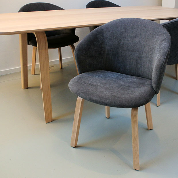 timer Verplaatsbaar Zelfgenoegzaamheid Set Arco ''Essential'' wood eettafel + 4 x Arco ''Close'' stoel. |  masinterieur.nl