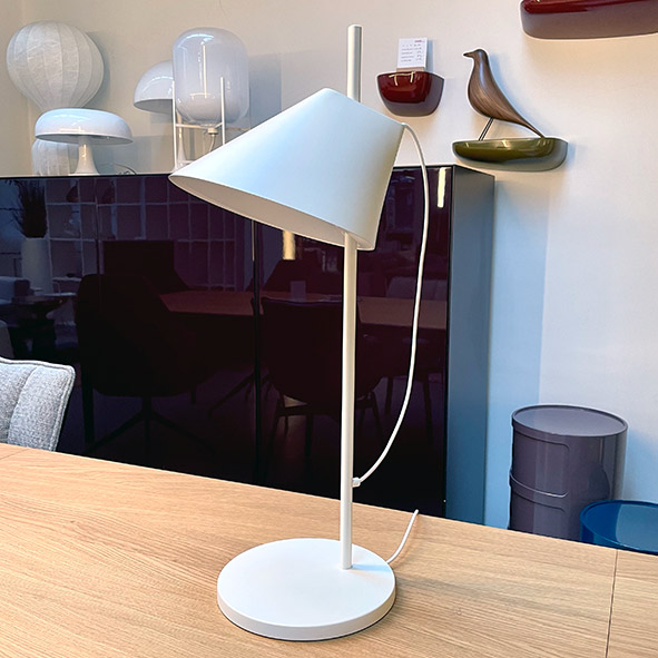 Louis Poulsen ‘Yuh’ bureaulamp in wit