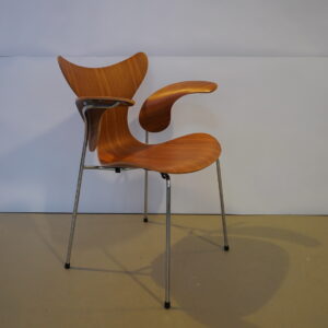 Fritz Hansen “Lily” stoelen, ontwerp Arne Jacobsen
